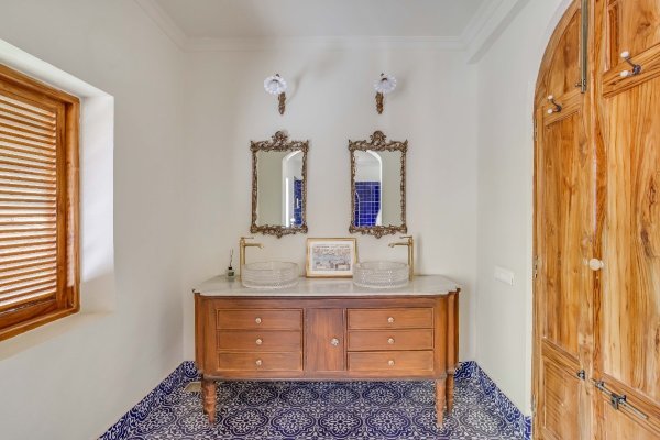 Image Title Goes Here